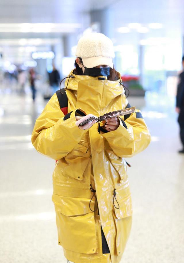 彭小苒明黄色漆皮羽绒服,搭配白色棒球帽,这颜色太吸睛了