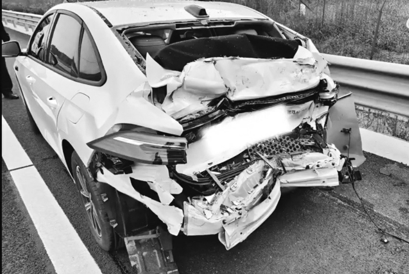 体验“智驾”导致自动停车 高速上遭大货猛烈追尾撞击
