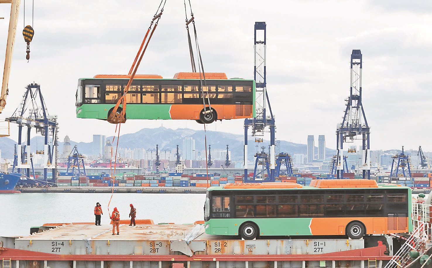 2月7日，100台出口墨西哥的天然气公交车在山东港口