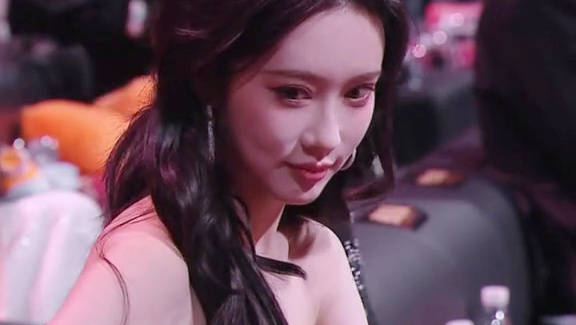 就坐在那不动，硬美！够我看半天孟子义