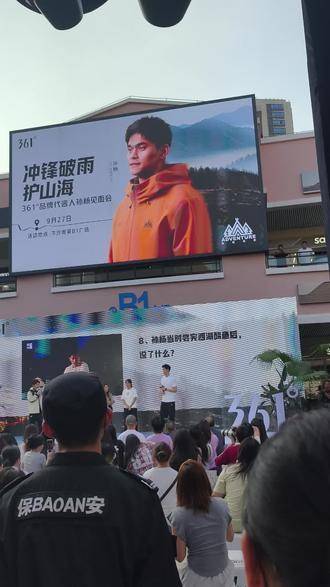 漫步街头竟与星光不期而遇，这运气简直闪闪发光！