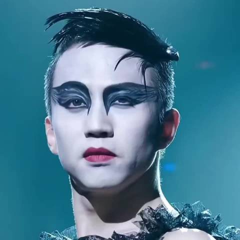 邓超白裙长辫造型引热议，身段曼妙无偶像包袱