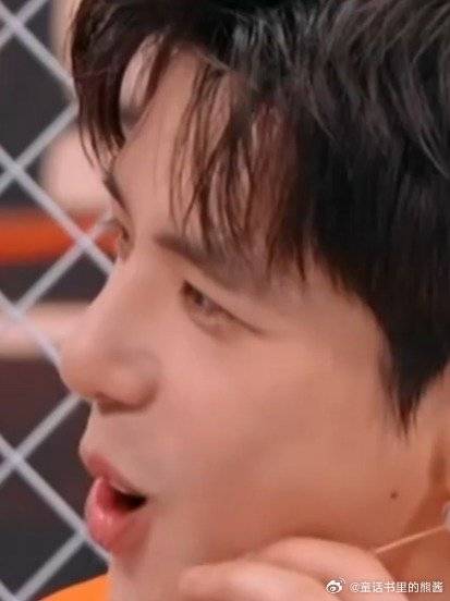 刘浩存忘大头儿子和小头爸爸怎么唱，王安宇立马在旁给她唱，好宠