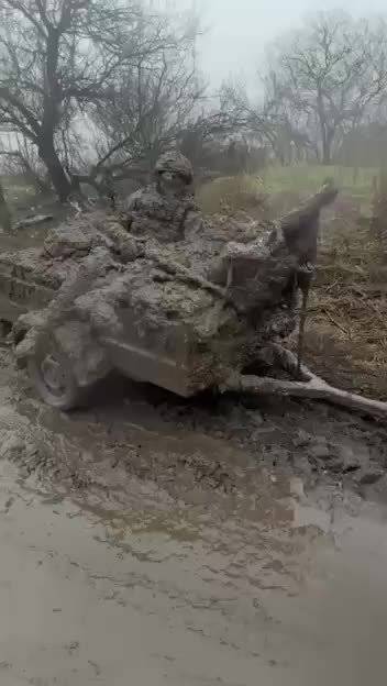 身处前线阵地的俄军士兵，新款吉利服吗？