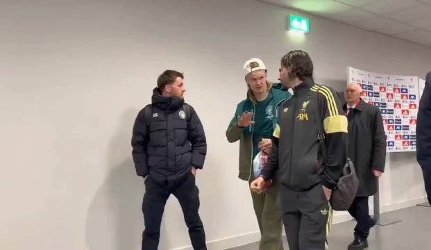 索博和哈兰德赛后聚在一起聊了一下