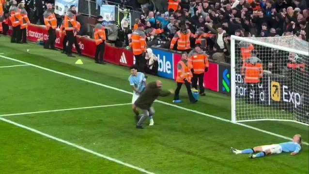 哈兰德被冲场球迷强吻了