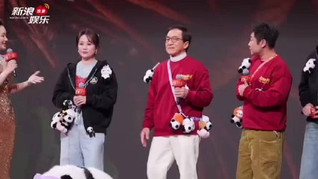 成龙认养两只熊猫并制作玩偶全球行善，新片春节档上映