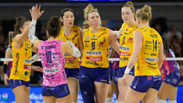 晃出空网，朱婷暴扣钉地板，帅