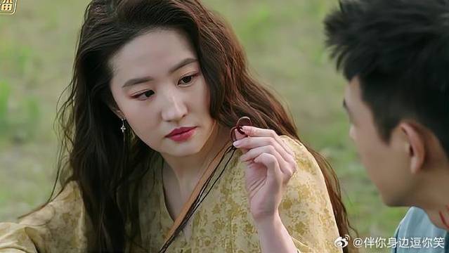 谢之遥送出离别礼物，红豆立马戴上，场面甜齁