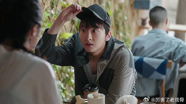 老胡找娜娜聊天，却被点破恋爱关系，吓得慌乱逃走