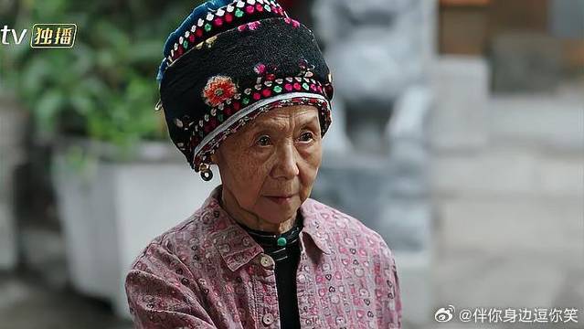 红豆带阿奶找火锅店，谁料阿奶先买起锤子来，怂了