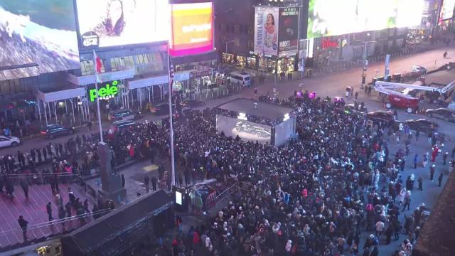 凯迪拉克F1车队纽约揭幕新车涂装，佩雷兹引爆时代广场