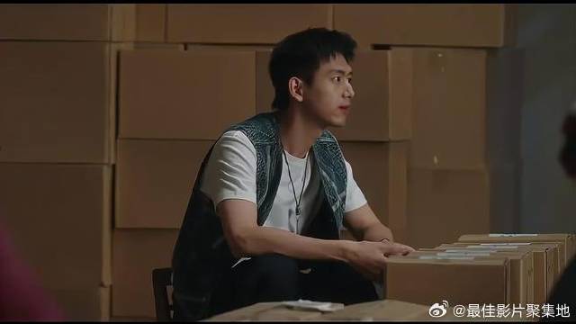 美女帮忙打包，村草瞬间乐开花，下秒举动齁甜！