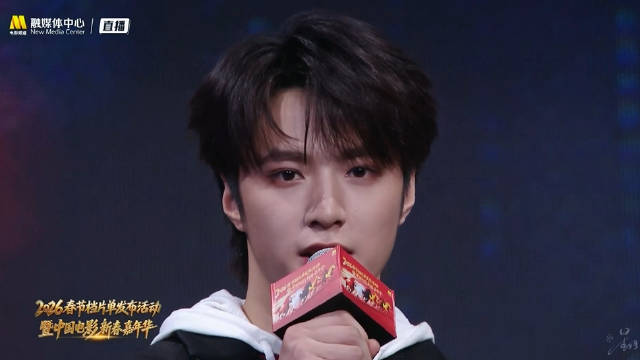 张艺谋赞刘耀文天生适合做演员，称其进步快领悟力强