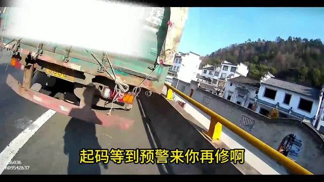 货车高速上故障司机竟钻车底修车