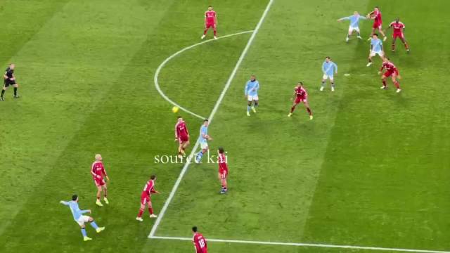 这是一个转播商没有提供的角度，B席比任何人都早早地预判了哈兰德的争顶优势