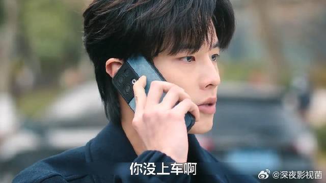 《双轨》 小伙看到公交车冒黑烟，立马开车上去追女友