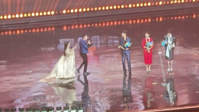 好心软软的画面吧 娜姐就这样兴奋小碎步跑来跟小赞赞击掌