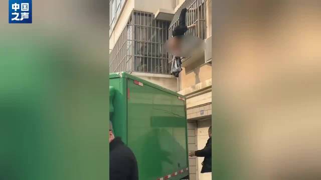 老人失足头朝下卡在护栏货车侠托举侠救下坠楼老人 致敬！