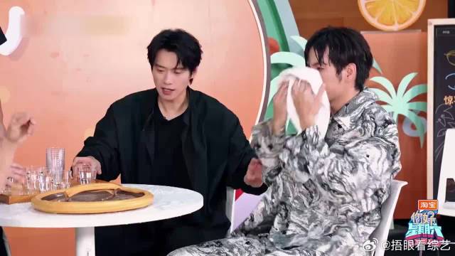 黄子弘凡输了游戏，魏大勋快速泼他一杯水，厉害了