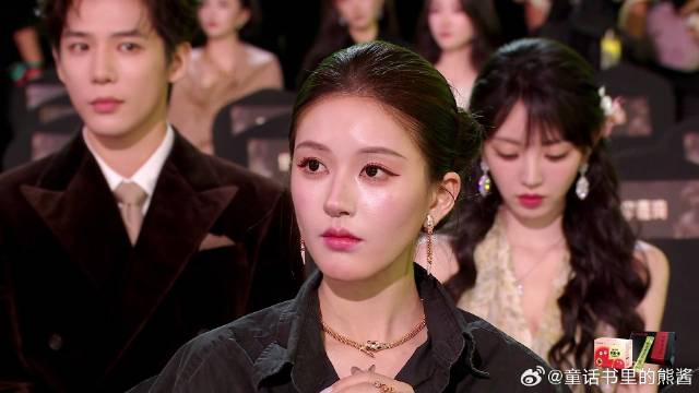 丞磊领奖，赵露思台下发呆被抓包，王安宇表情亮了