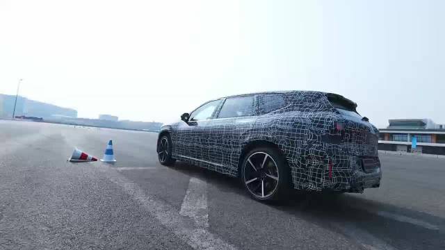 视频：新世代BMW iX3长轴距版实现无感刹停