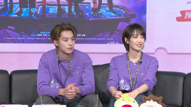 王鹤棣宋茜扫楼遇警报同步懵神，现挂表演调侃系统BUG