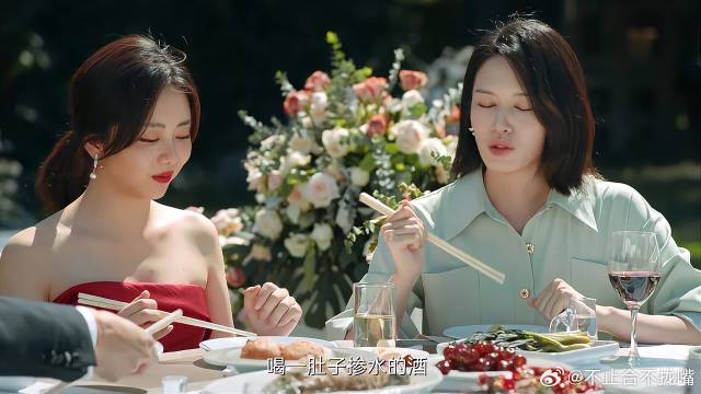 婚庆典礼太漫长，新娘子归晓上桌胡吃海塞，这模样饿惨了