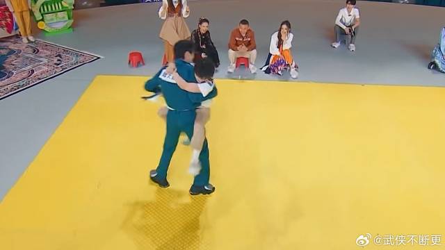 周深好灵活啊，直接挂到魏大勋身上踩他脚，太精彩了！