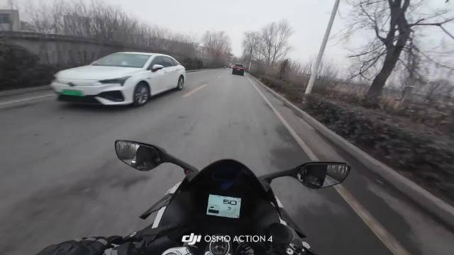 摩托车被追尾夹击后座妹妹误认防冻液为血大哭