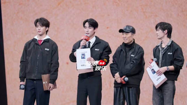 他是一名资深的国安警察，在实战中磨练出的经验给了他很强的自信，内心非常稳