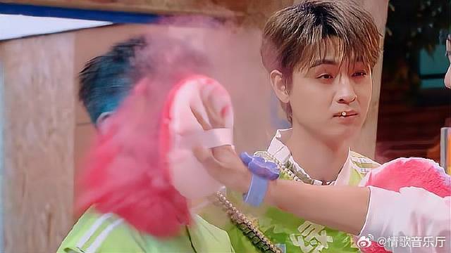 秦霄贤原地不动，看着杨迪“挨打”，迪哥差点破相！