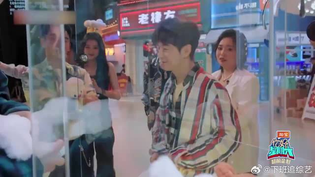 王嘉尔拒绝杨迪邀请，怎料杨迪一直粘着他，太搞笑了