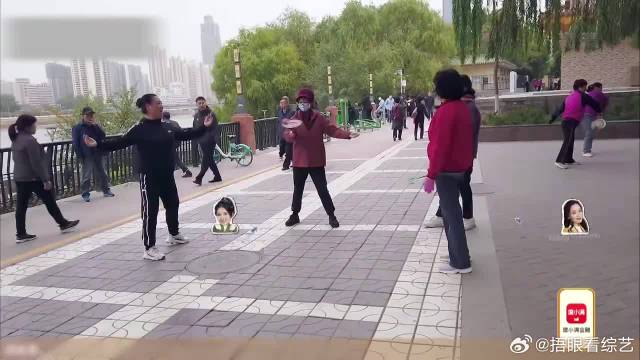 郑恺演老头演上瘾，谁料被阿姨一眼认出，这也太受欢迎了