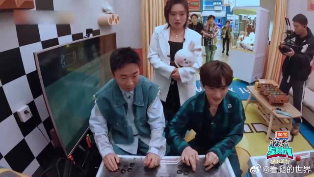 耿直boy王嘉尔上线，直呼抓娃娃都是骗钱的，太逗了