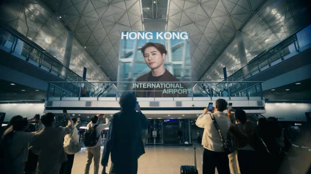 王嘉尔首度合作香港国际机场，体验高科技服务与全球便利