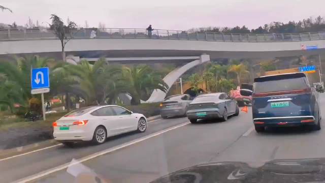 新能源车集体急刹撞隔离墩，司机称设置突然影响判断