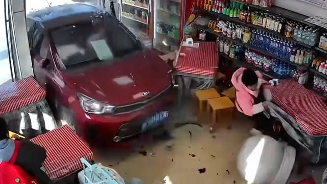 监控拍到危险一幕：轿车失控冲入面馆！
