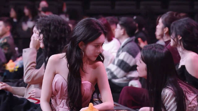 小姐妹见面嘀嘀咕咕说不停，妹妹跟姐姐撒娇，姐姐揉揉脸，两个人都好可爱！