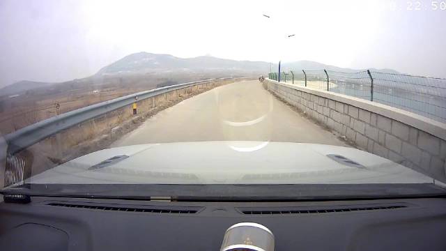 狭窄道路视线不良 慢通过