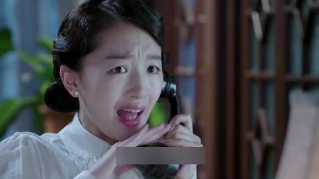 “女人每次接到电话时，都会故意用手指去摩擦话筒…”