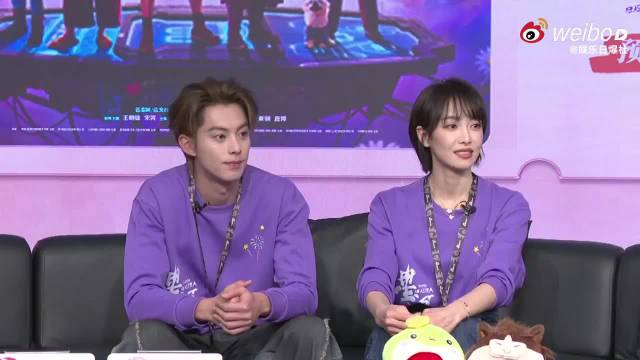 王鹤棣扫楼遇警报即兴表演，与宋茜同步懵圈演绎系统BUG