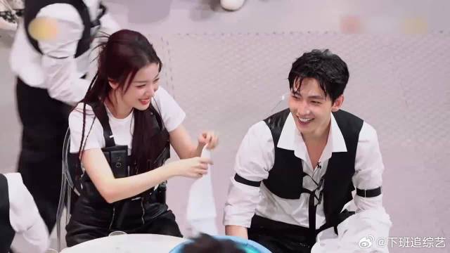 杨洋气得追赶杨迪，怎料直接摔到地上，真是没眼看