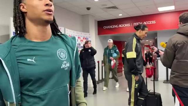 索博和哈兰德赛后结伴而行，两人还在疯狂探讨比赛内容