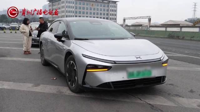 小鹏P7自动泊车撞柱手动驾驶急刹 车主：方向盘自己左打，不敢开了