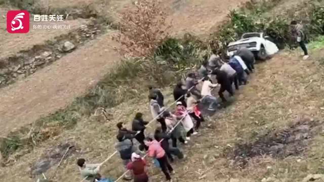 贵州一地全村出动帮掉沟高仿保时捷脱困，实为高仿老年代步车