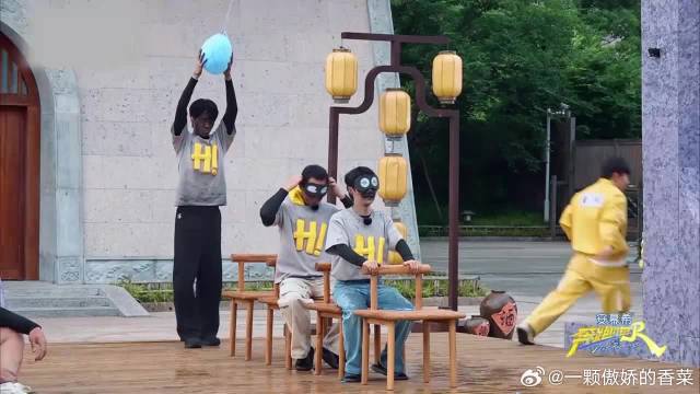 张真源蒙眼躲水球，被砸的郑恺尖叫的他，吓得他叫妈妈