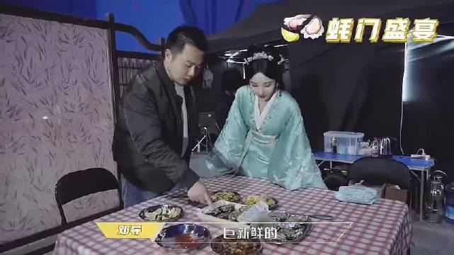 刘宇宁宋祖儿折腰剧组聚餐欢乐多，干猪大肠拍吻戏