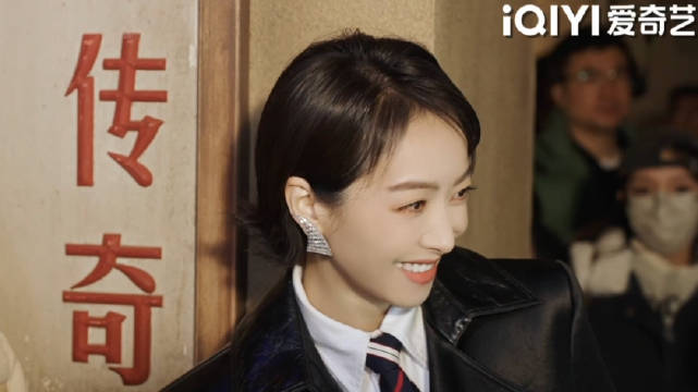 宋茜黑风衣造型亮相爱奇艺乐园狂飙街区