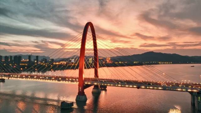 瞬间治愈~ 杭州江面大桥在落日中镀上柔光
